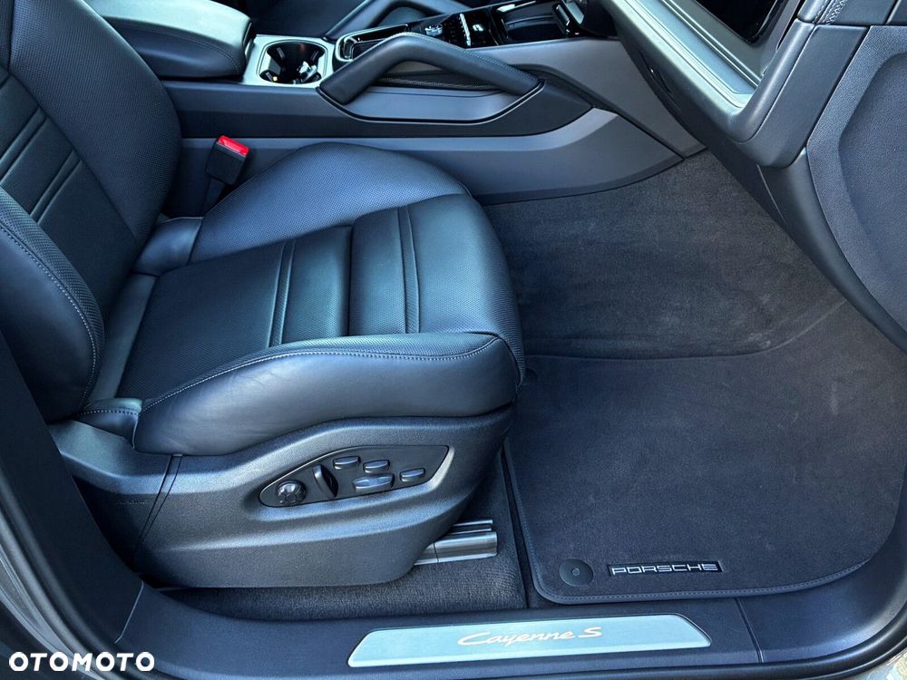 Porsche Cayenne - 40