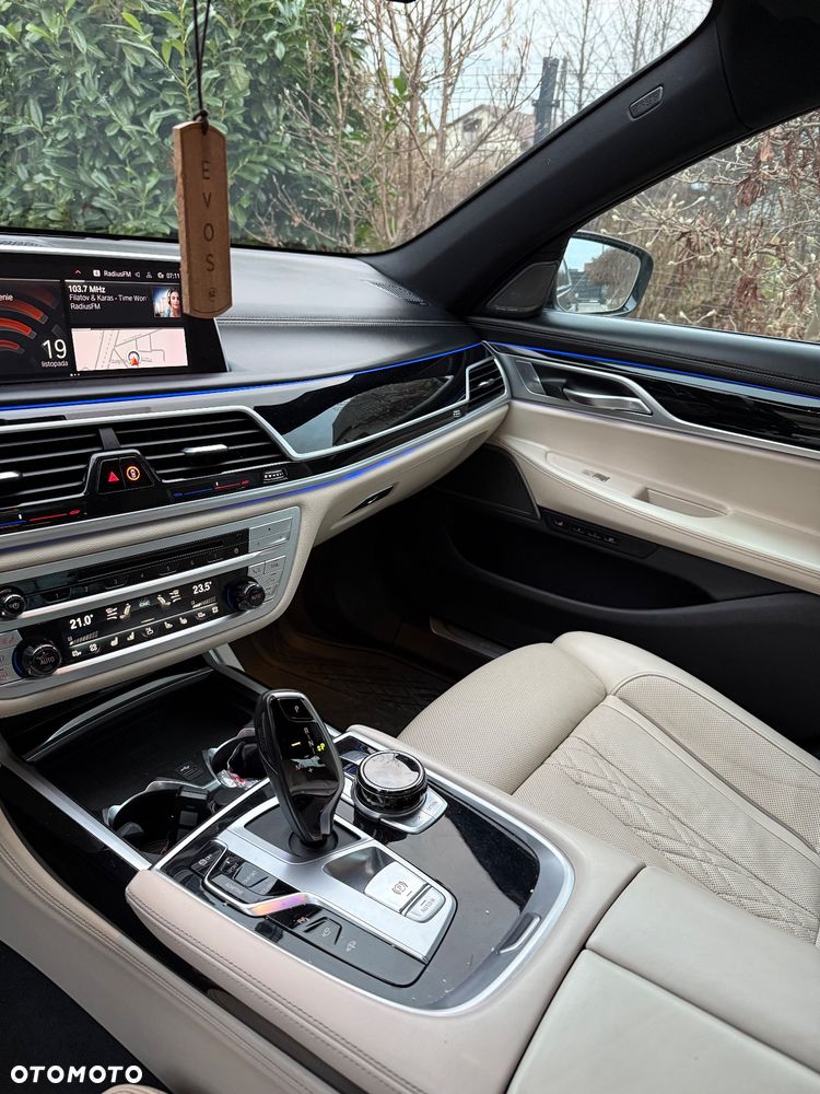 BMW Seria 7 750i xDrive sport - 23