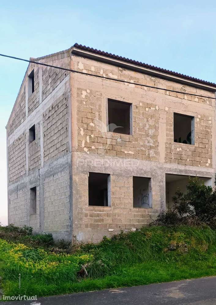 Lote com moradia em construção - Grande imagem: 2/17