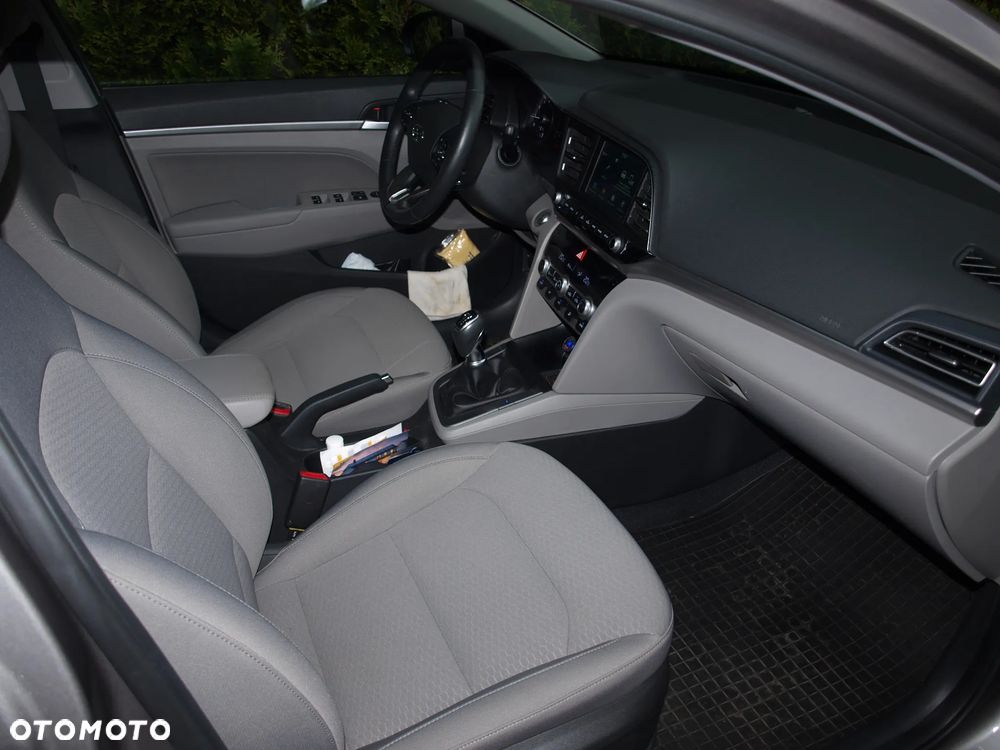 Hyundai Elantra 1.6 Style - 10