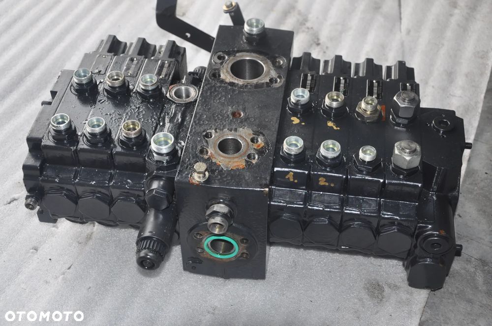 Rozdzielacz Hydrauliczny Deutz Fahr 9340 TTV  Rexroth R917007116 - 2