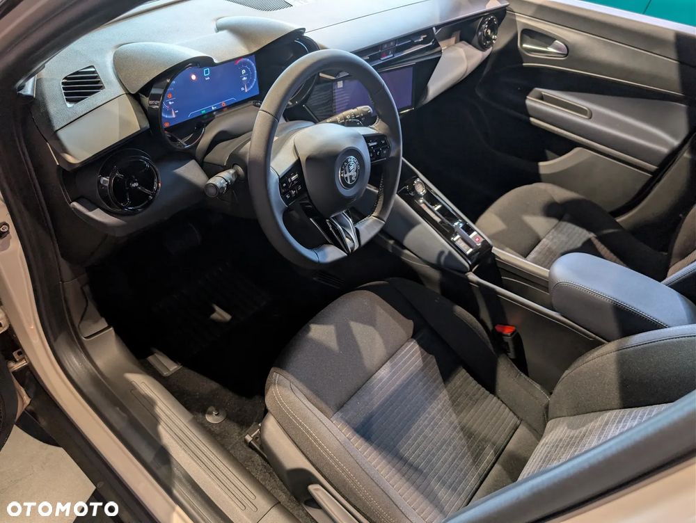 Alfa Romeo Junior 1.2 mHEV Ibrida eDCT - 10