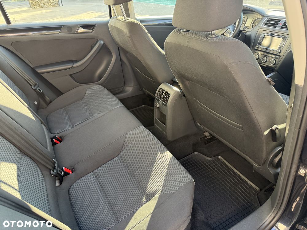 Volkswagen Jetta 1.6 TDI Comfortline - 23