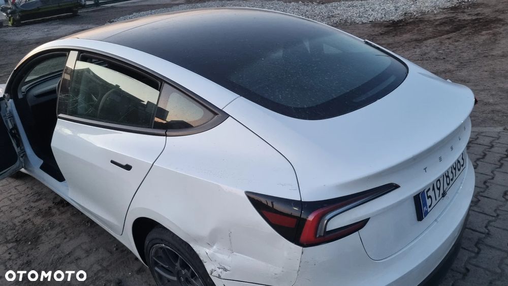Tesla Model 3 - 24