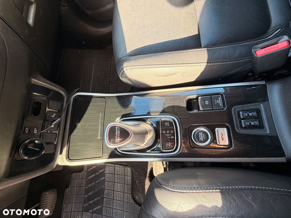 Mitsubishi Outlander 2.0 Instyle Navi 4WD CVT - 24