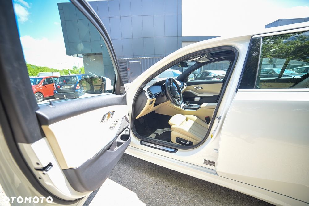 BMW Seria 3 330i Sport Line sport - 18