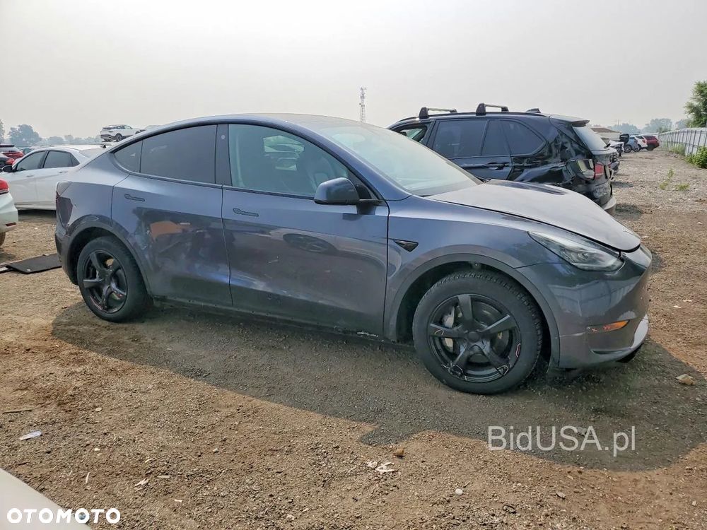 Tesla Model Y - 8