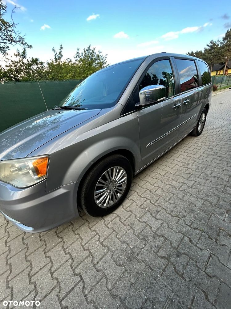 Chrysler Town & Country 3.6 Limited - 8