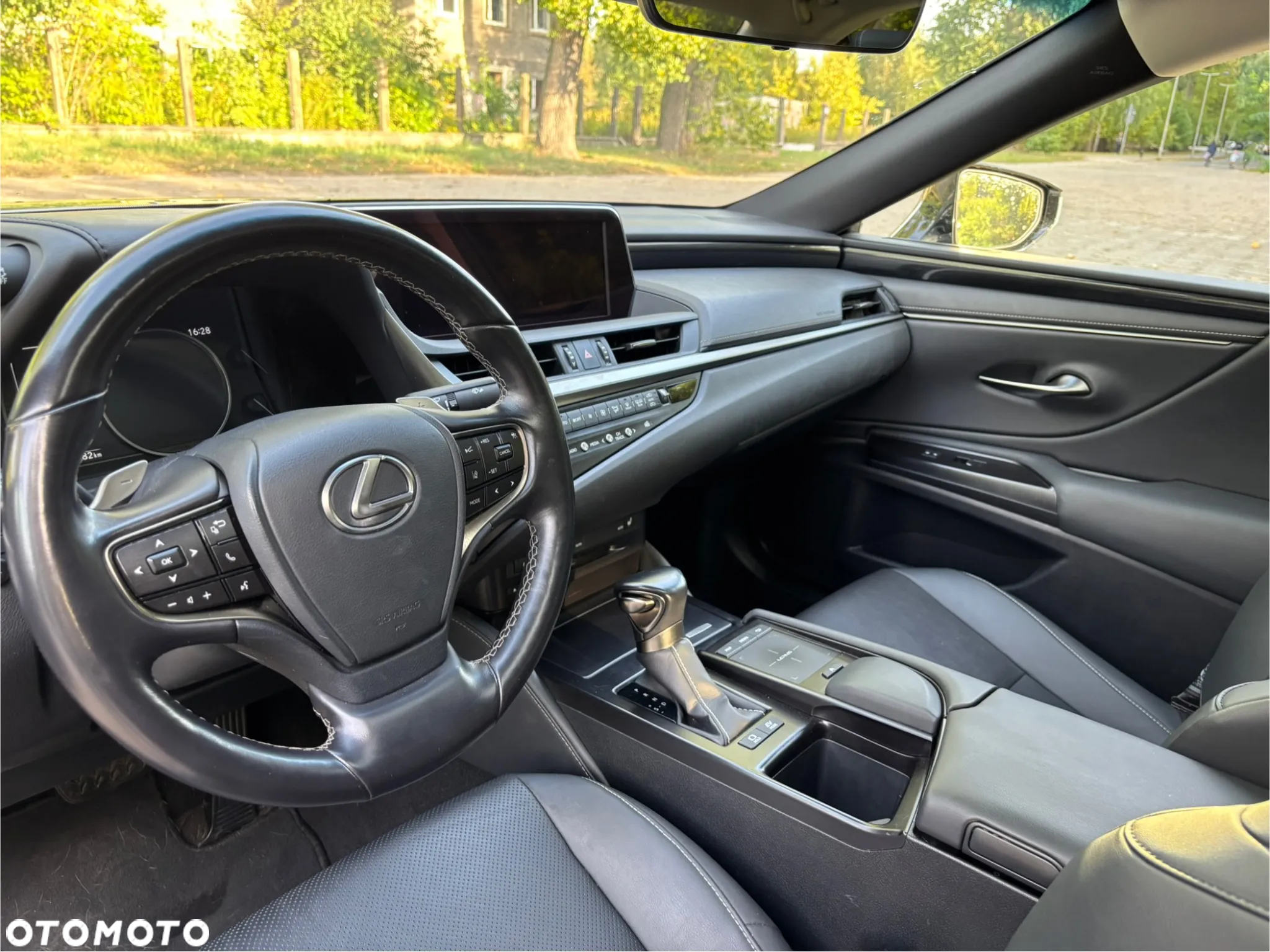 Lexus ES 300h Business Edition + - 10