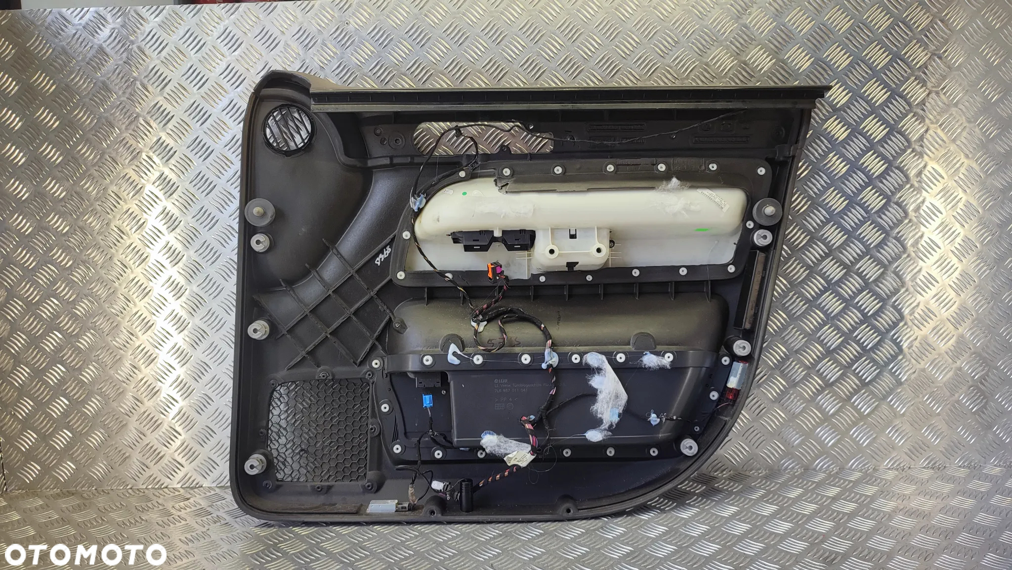 VW TOUAREG 7L 03-09R TAPICERKA BOCZEK DRZWI CZARNA PRZOD LEWA KIEROWCY 7L6867011 AN - 7