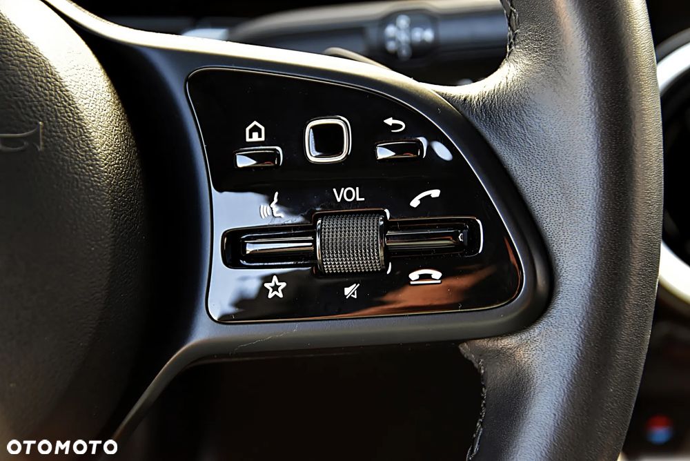 Mercedes-Benz GLB 200 7G-DCT - 33