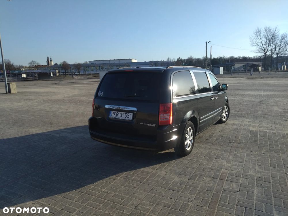Chrysler Town & Country - 4