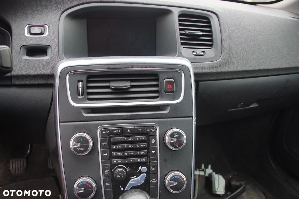 Auto na części - Volvo S60 II Lift 1.6 D 114 KM D4162T 36051127 484 2015R Silnik Skrzynia Drzwi Maska Błotnik Klapa Lampa Lusterko Klamka Szyba Deska Kokpit Sterownik Moduł Czujnik Licznik Wyświetlacz Panel Kierownica - 12
