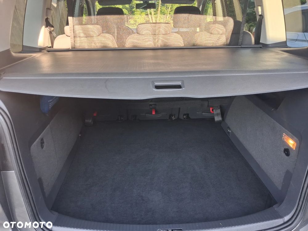 Volkswagen Touran - 18