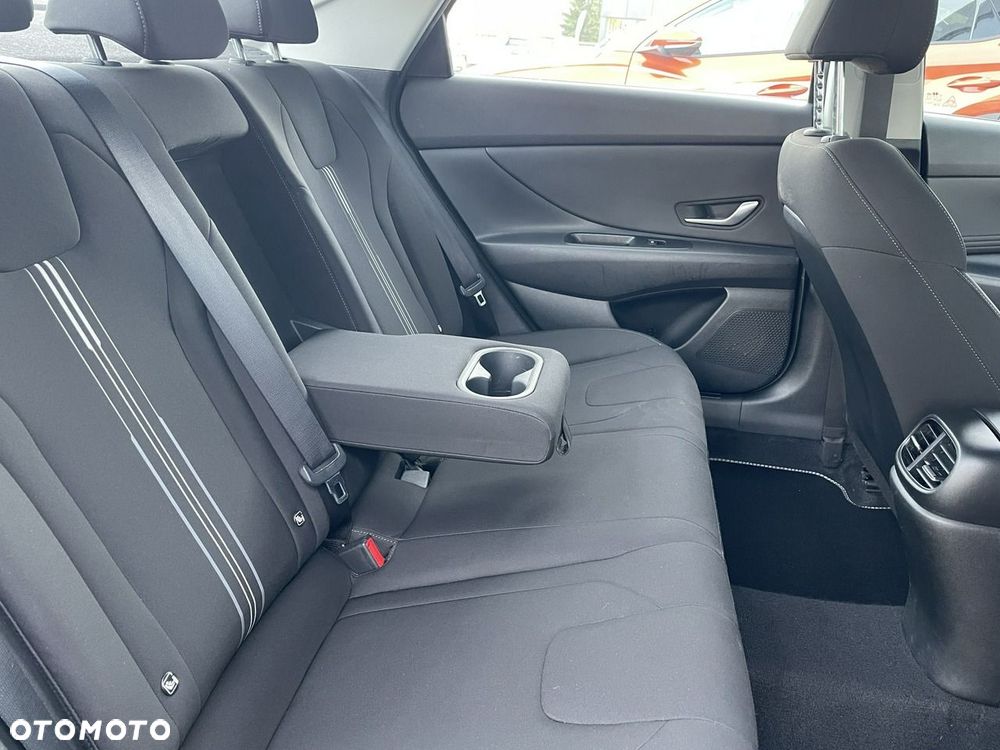 Hyundai Elantra - 25