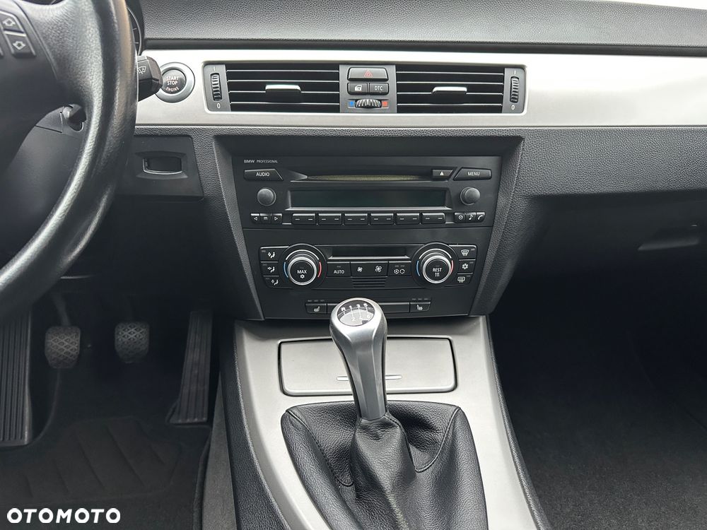 BMW Seria 3 320i - 27