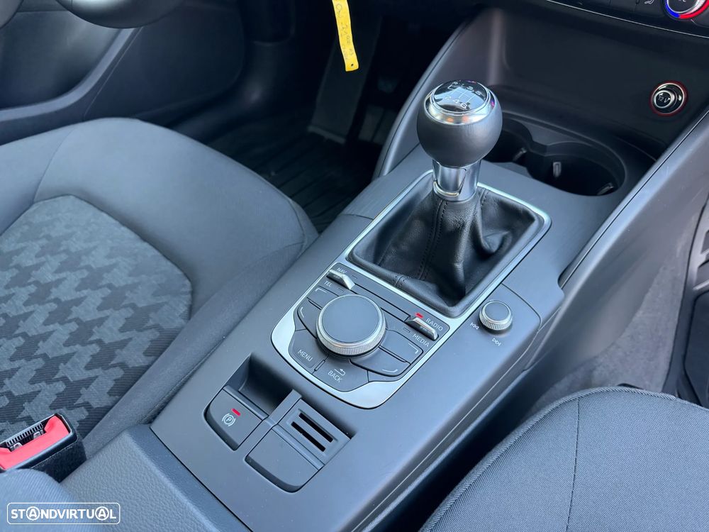 Audi A3 Sportback 1.6 TDI Advance Ultra — fotografia 19