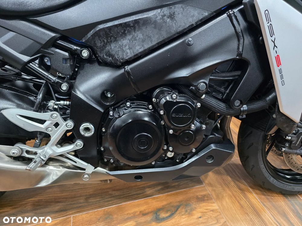 Suzuki GSX - 21