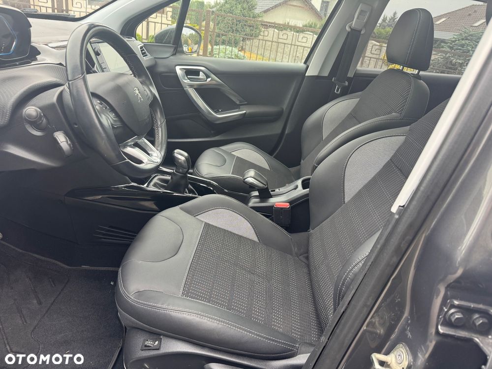 Peugeot 2008 1.2 Pure Tech Allure S&S - 14