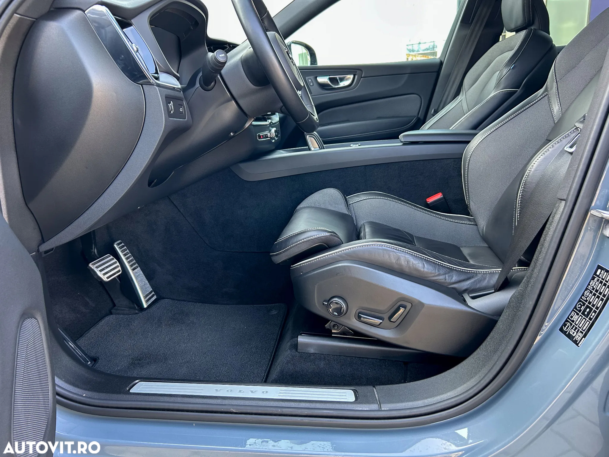 Volvo XC 60 B4 MHEV AT8 AWD R-Design - 20