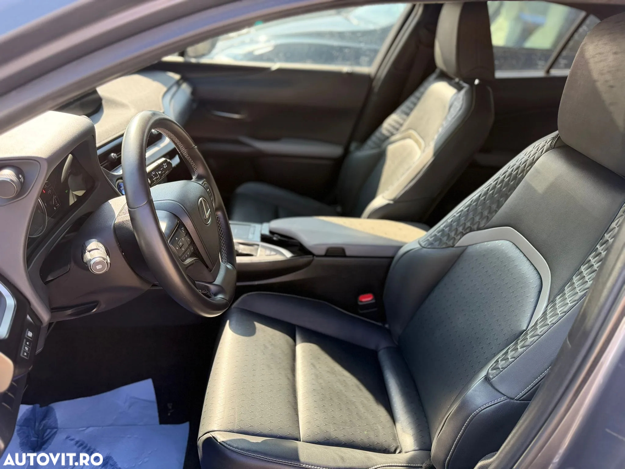 Lexus UX 250h 2.0L HEV 20H- (178 HP) 4X2 CVT Executive - 21