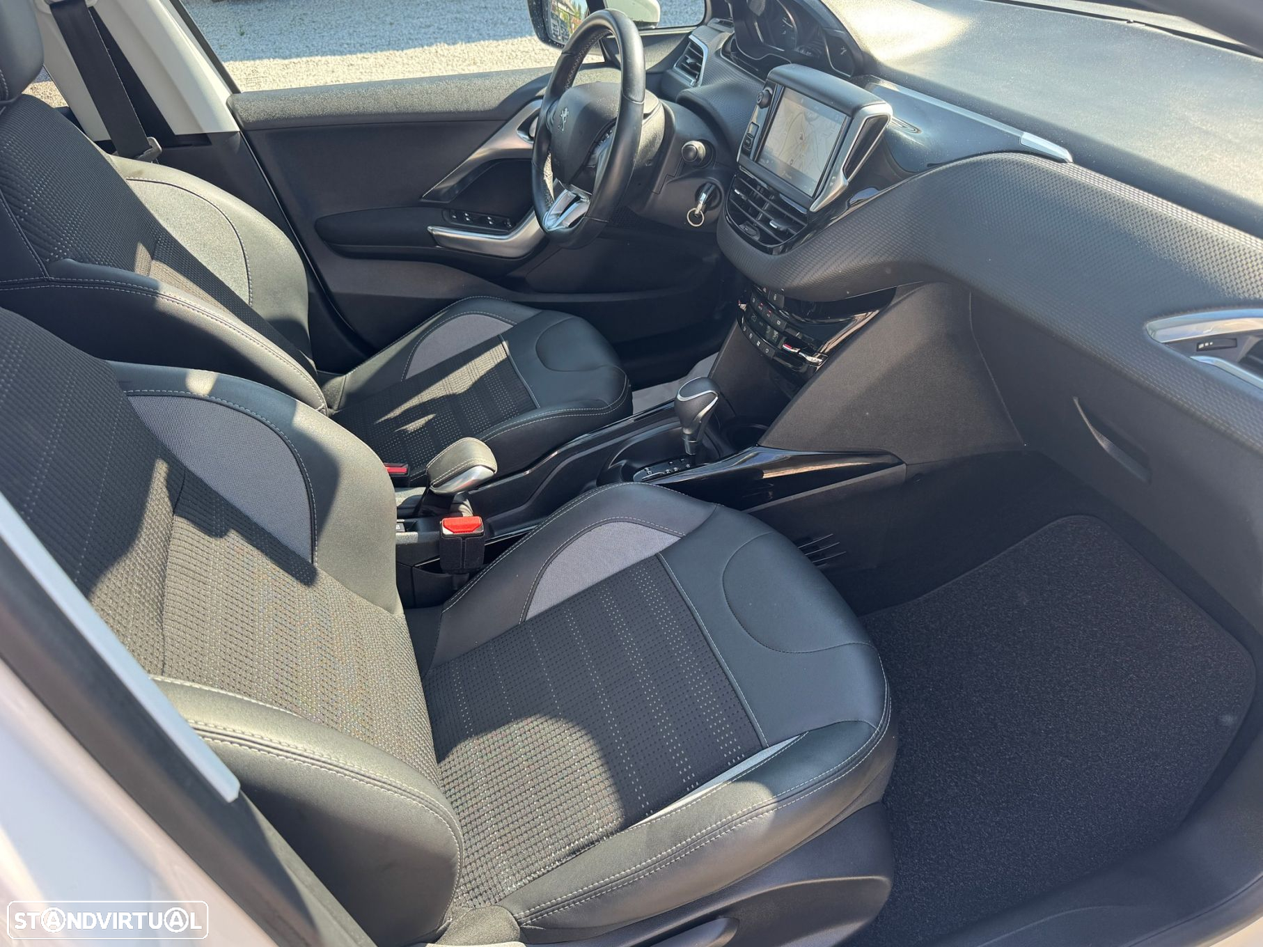 Peugeot 2008 1.2 PureTech Allure EAT6 - 11