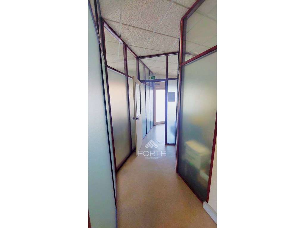 Loja com cerca de 200 m² junto ao centro de Oliveira de Azeméis - Grande imagem: 2/5