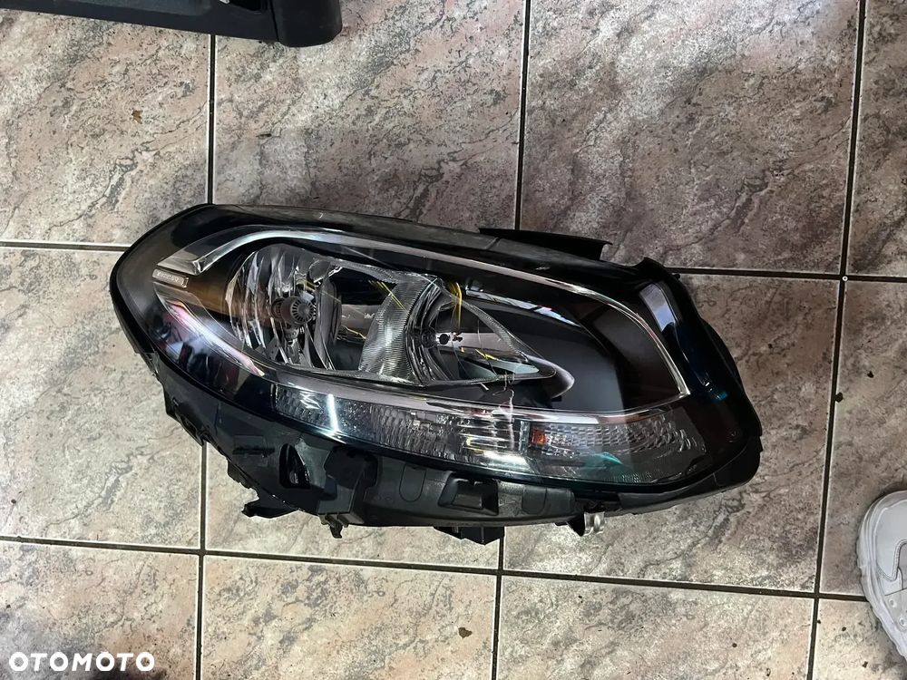 MERCEDES-BENZ B W246 W242Prawa Lampa Przednia A2468205461 030129520200 LE13A6316