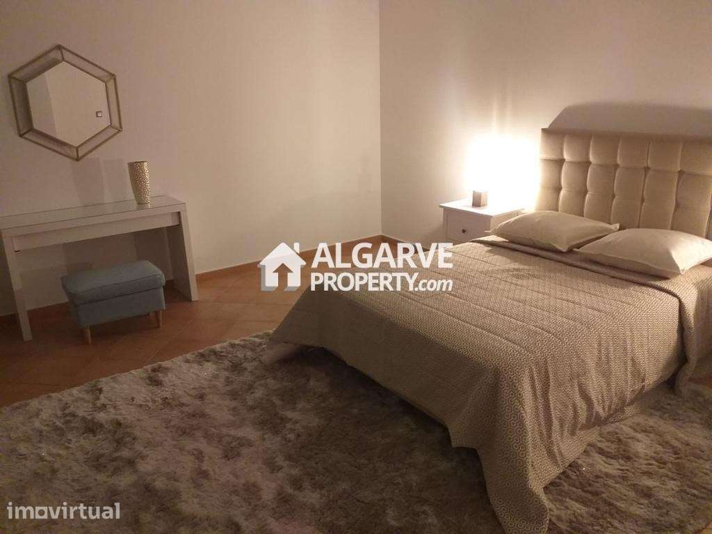 Moradia V4 localizada perto do golfe numa zona calma e residencial jun - Grande imagem: 4/24