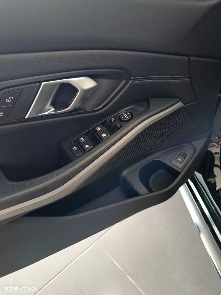 BMW 320 d Pack Desportivo M Auto - 27