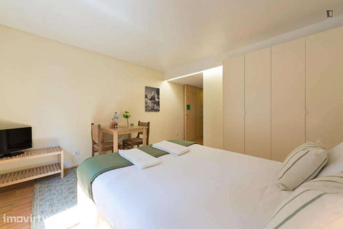 Quarto - localizado em Santo Ildefonso Porto - Grande imagem: 4/13