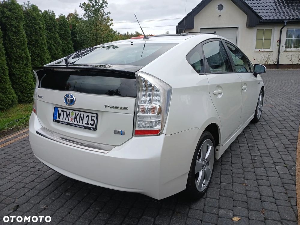 Toyota Prius (Hybrid) Executive - 13