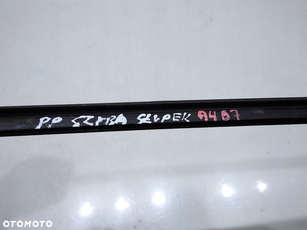 LISTWA SZYBY CZOŁOWEJ PRAWA AUDI A4 B7 - 4