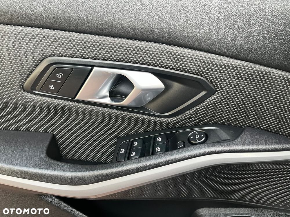 BMW Seria 3 320i xDrive - 18