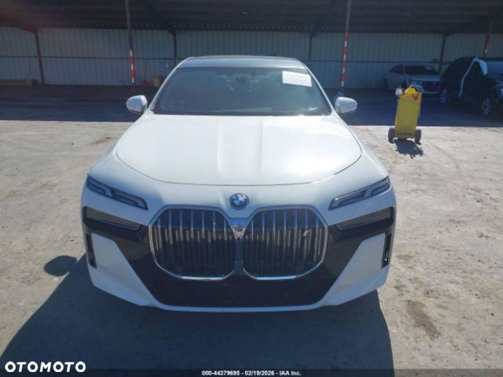BMW i7 - 7