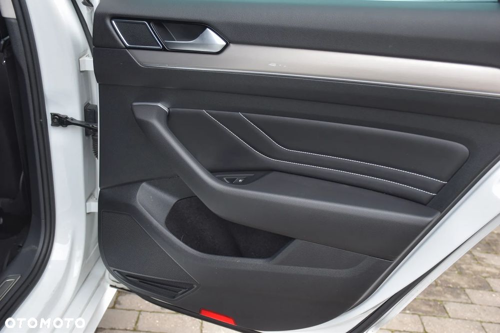 Volkswagen Passat 2.0 TDI SCR DSG 4Motion Elegance - 36