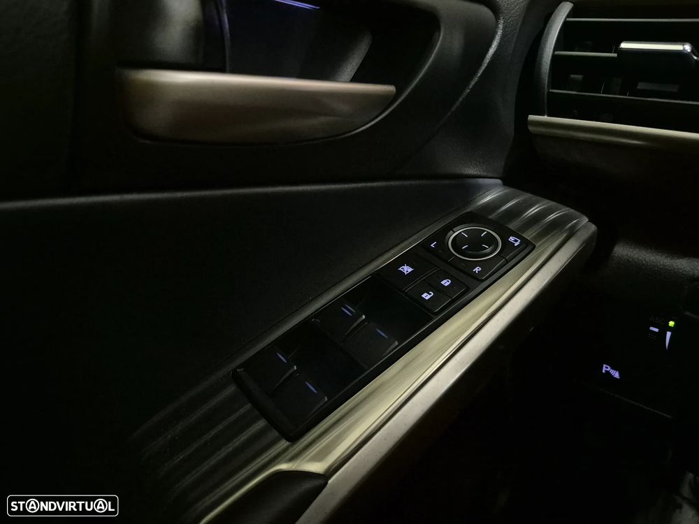 Lexus IS 300H Executive - 38