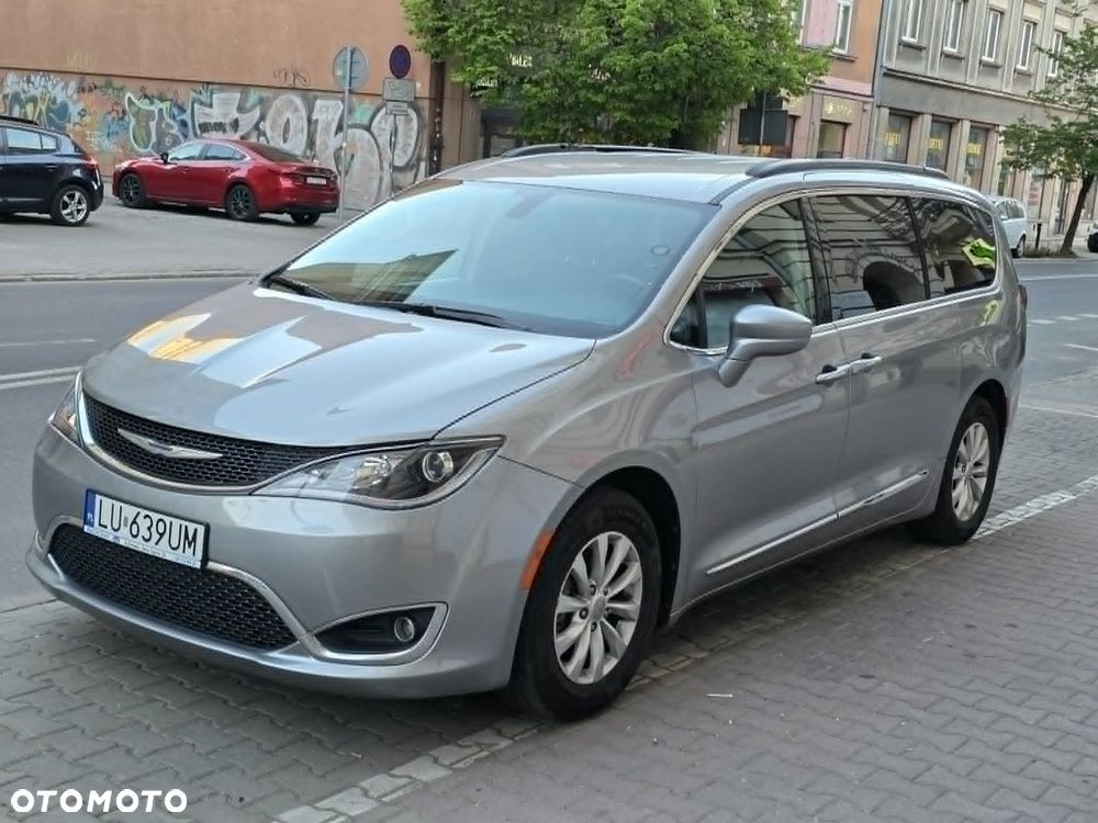 Chrysler Pacifica - 1