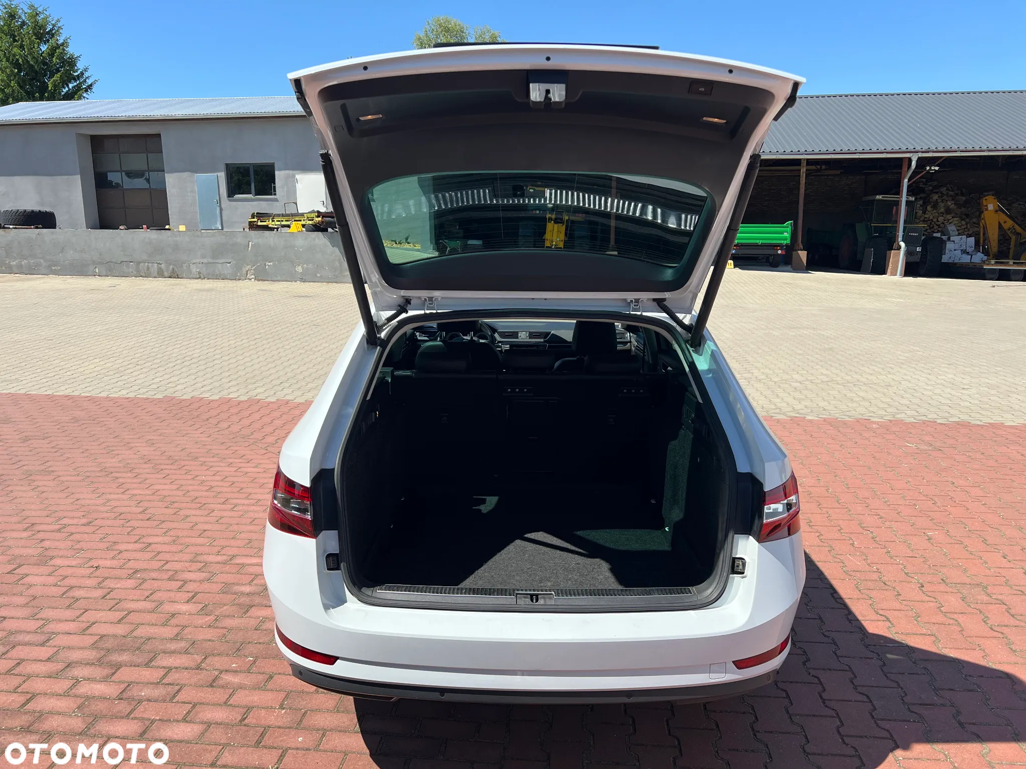 Skoda Superb Combi 2.0 TDI DSG L&K - 33