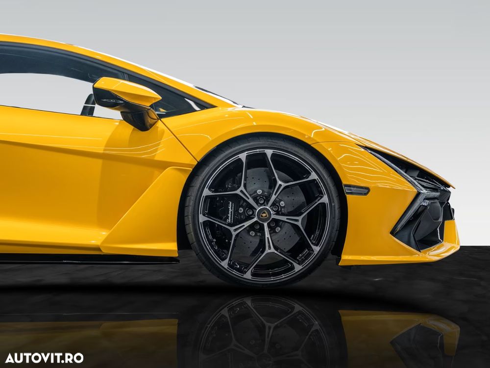 Lamborghini Revuelto - 8