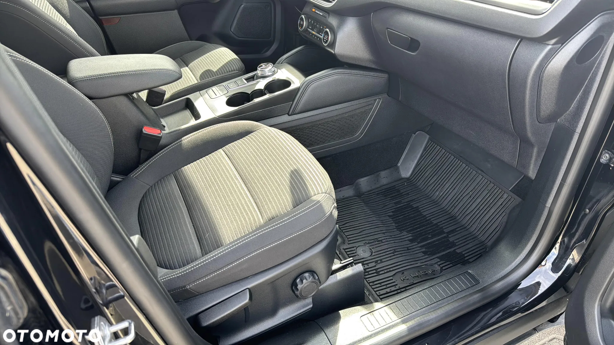 Ford Kuga 2.5 FHEV FWD Titanium - 28