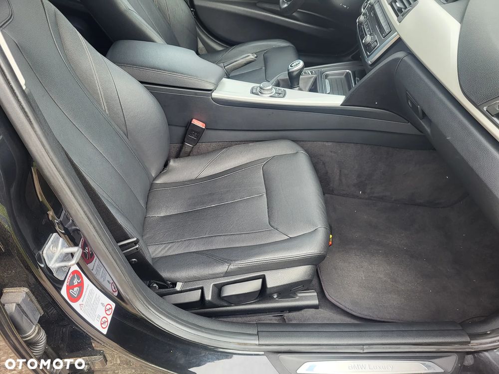 BMW Seria 3 320i Sport Line - 14