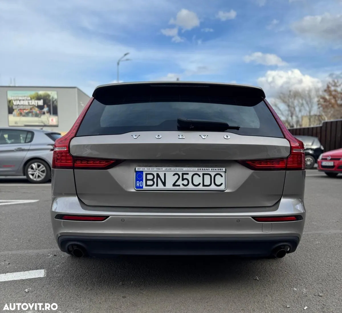 Volvo V60 B3 B DKG Momentum - 14