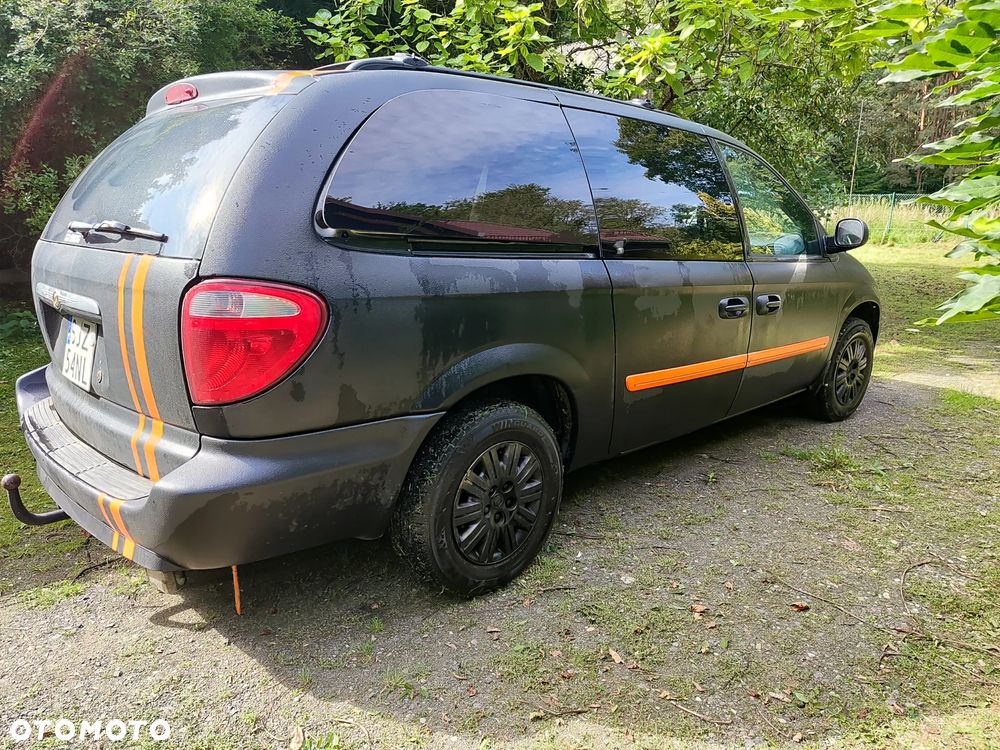 Chrysler Town & Country - 3