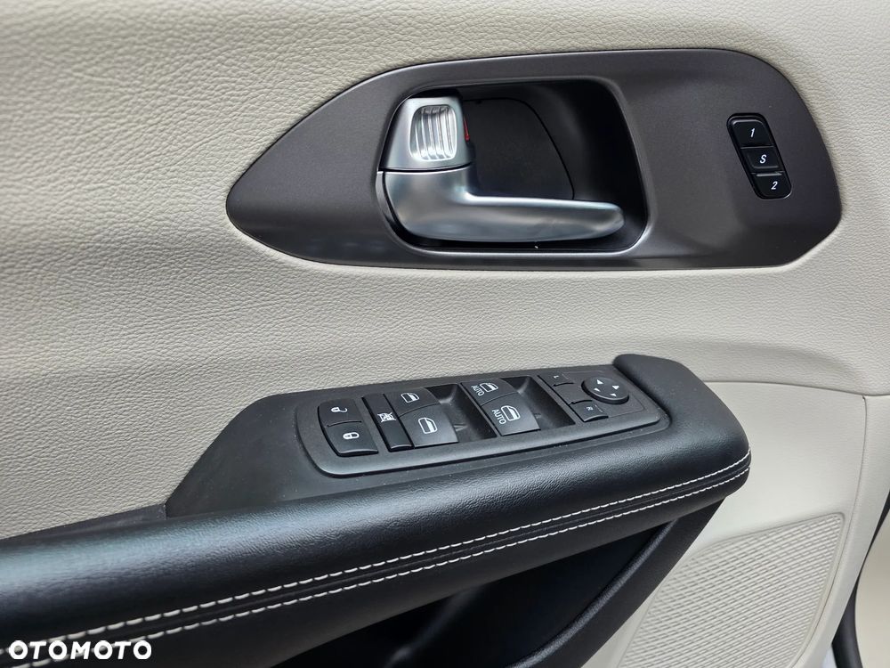 Chrysler Pacifica - 4