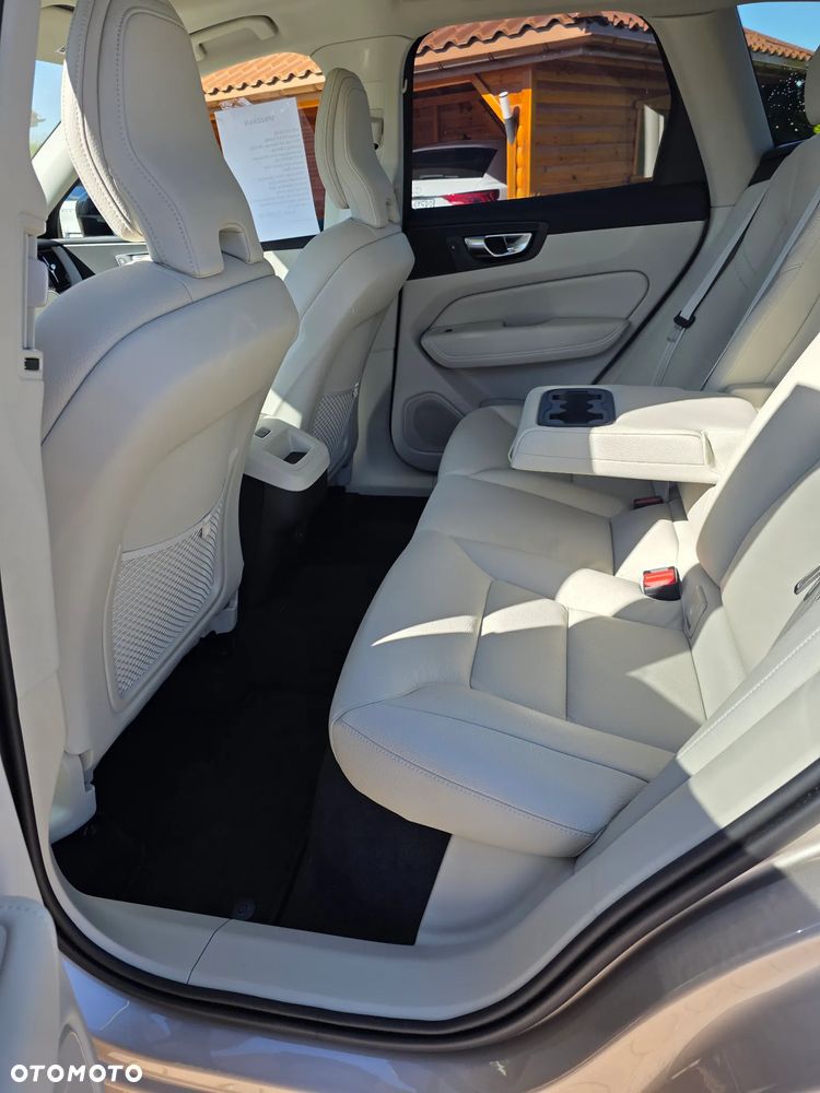 Volvo XC 60 B5 B AWD Ultimate Black Edition - 16