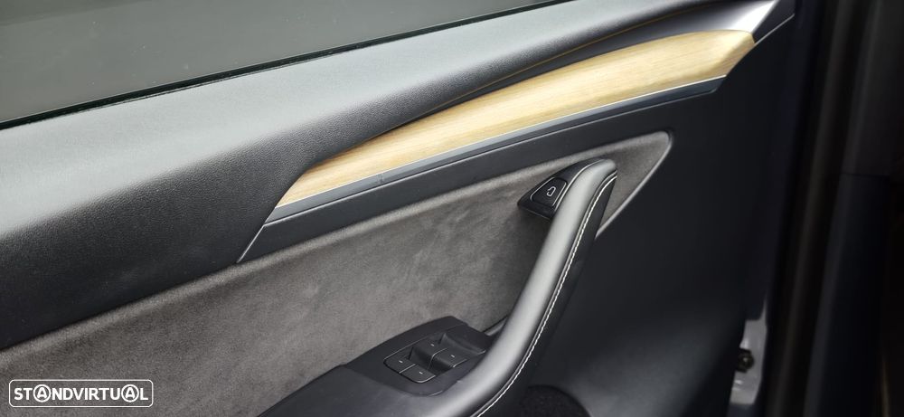 Tesla Model Y Long Range Tração Integral - 37