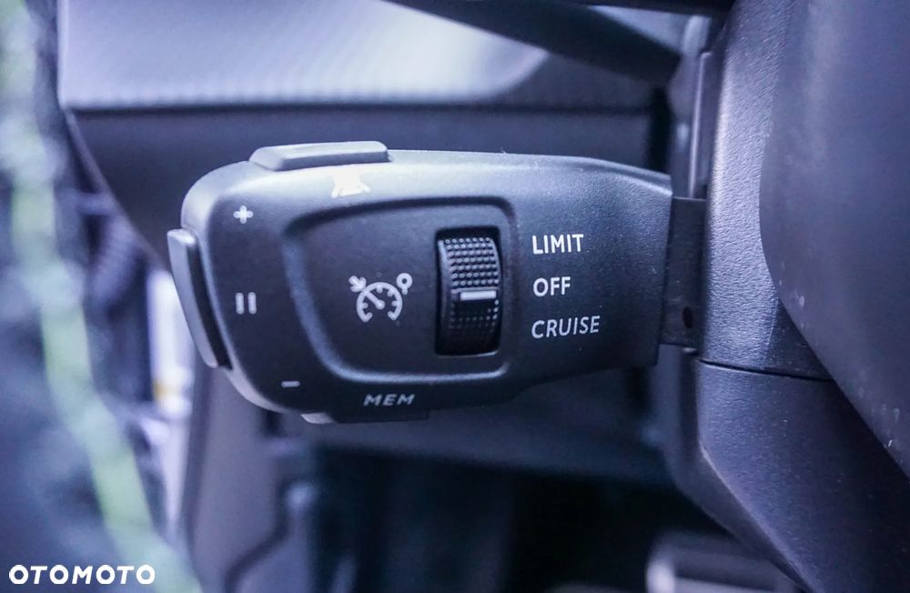 Peugeot 2008 Hybrid 136 e-DSC GT - 14