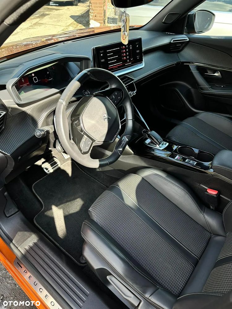 Peugeot 2008 PureTech 130 EAT8 GT Pack - 12