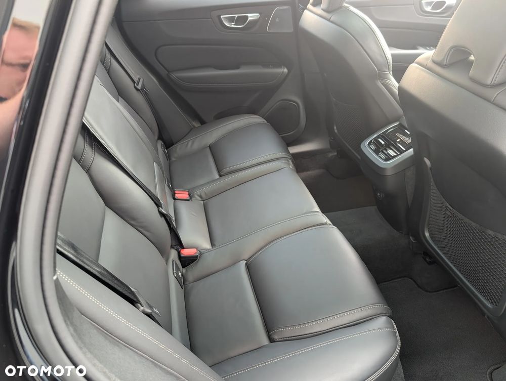Volvo XC 60 B5 B AWD Ultimate Dark - 16